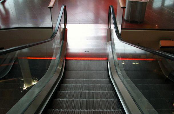 Crianças só devem usar elevadores e escadas rolantes acompanhadas de um adulto (Foto: Free Images)