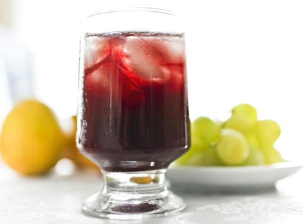 Os benefícios do suco de uva integral podem ser alcançados com uma ingestão diária de, no mínimo, 240 ml da bebida (Foto: Igo Bione/Divulgação)