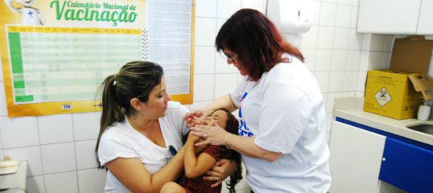 Imagem de criança recebendo a vacina contra poliomielite (Foto: Inaldo Menezes/PCR/Divulgação)