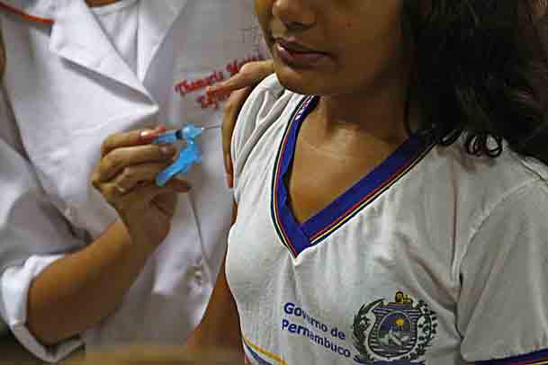 Meninas pernambucanas de 9 a 11 anos já podem tomar, nos postos de saúde, a segunda dose da vacina contra HPV (Foto: JC Imagem)