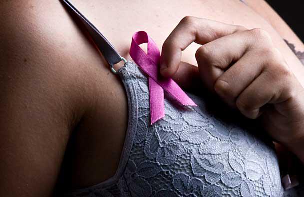 O mês de outubro é marcado por ações que sensibilizam sobre a importância do diagnóstico precoce do câncer de mama 