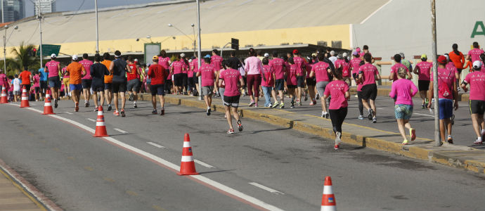 Corridas e caminhadas ajudam a despertar na população a consciência coletiva para o diagnóstico precoce do câncer de mama (Foto: Tato Rocha/JC Imagem)
