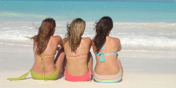 Imagem de três mulheres na praia (Foto: Free Images)