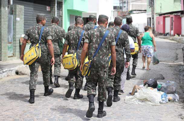 Na primeira semana da parceria entre a Prefeitura do Recife e Exército, 10.699 imóveis foram vistoriados pelos soldados na cidade (Foto: Sérgio Bernardo/JC Imagem) 