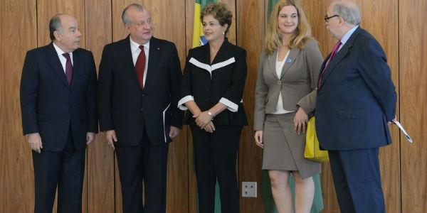 Dilma, com 13 quilos a menos, em solenidade de entrega de credenciais a embaixadores (Foto: Elza Fiuza/Agência Brasil)