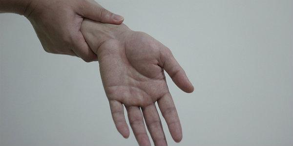 Imagem de braços sugerindo dor nas articulações (Foto: Free Images)