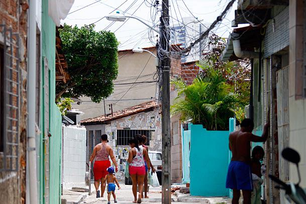 Na Rua Anchieta, em Santo Amaro, é difícil encontrar alguém que ainda não adoeceu com sintomas clássicos da chicungunha (Foto: Bobby Fabisak/JC Imagem)