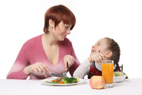 Imagem de criança se alimentando com mãe (Foto ilustrativa: Photl.com)