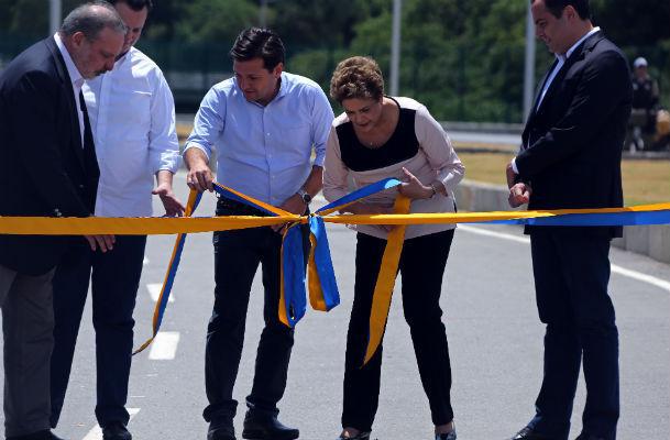 Ao lado do prefeito do Recife, Geraldo Julio, Dilma inaugura pista leste da Via Mangue (Foto: Alexandre Gondim/JC Imagem)