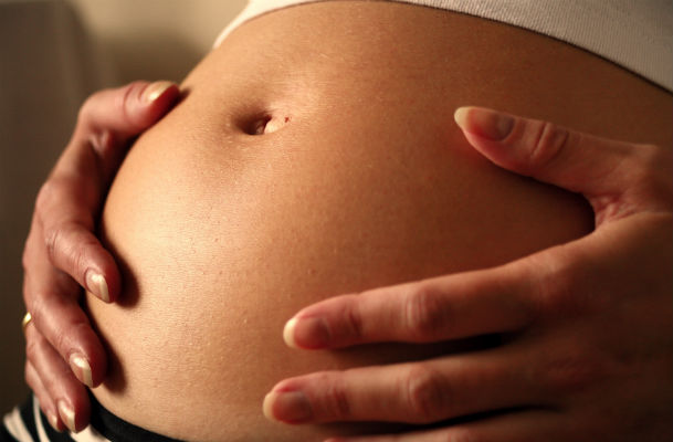 As boas práticas de atenção ao nascimento inclui estímulo ao parto normal, já que a microcefalia como achado isolado não é indicação de cesariana (Foto: Free Images)