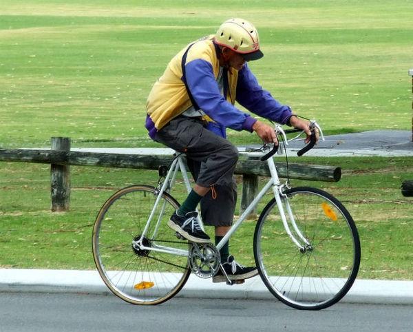 Imagem de idoso pedalando bicicleta (Foto: Free Images)