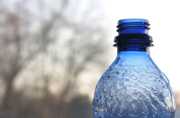 Pais devem ficar atento para oferecer água constantemente às crianças (Foto: Free Images)