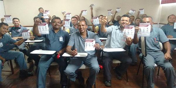 Imagem de trabalhadores das indústrias pernambucanas com panfletos informativos sobre o Aedes aegypti (Foto: Divulgação)