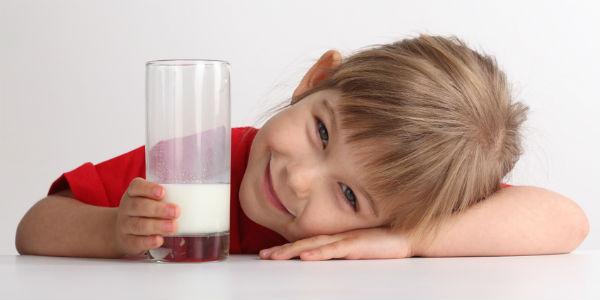 Imagem de criança com copo de leite na mão (Foto: Photl.com)