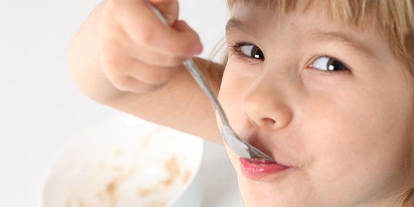 Imagem de criança se alimentando (Foto: Photl.com)