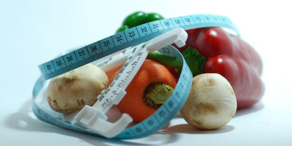 Imagem de fita métrica com legumes ao redor (Foto: Free Images)