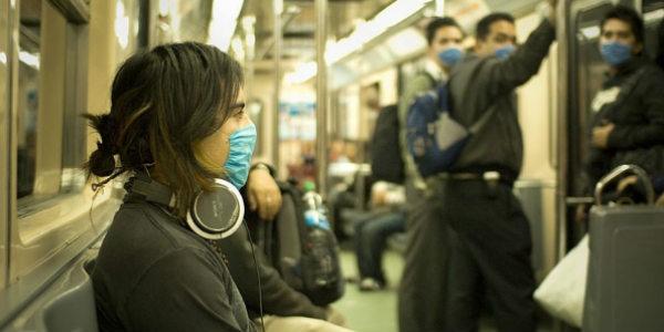 Imagem de pessoas com máscara dentro de metrô (Foto: Wikimedia Commons)