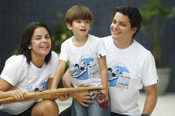 Imagem de Matias com os pais (Foto: Ricardo B. Labastier / JC Imagem)