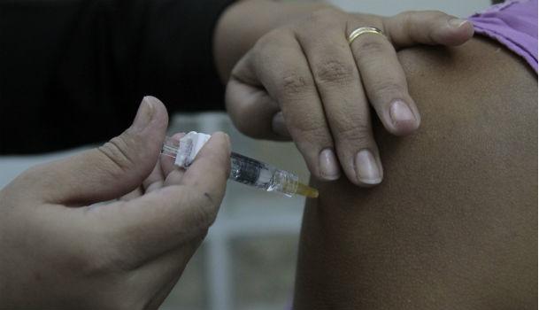 No Brasil, a vacina contra a febre amarela é aplicada desde 1937. O imunizante está disponível gratuitamente nos postos de saúde da rede pública (Foto: Guga Matos/JC Imagem)