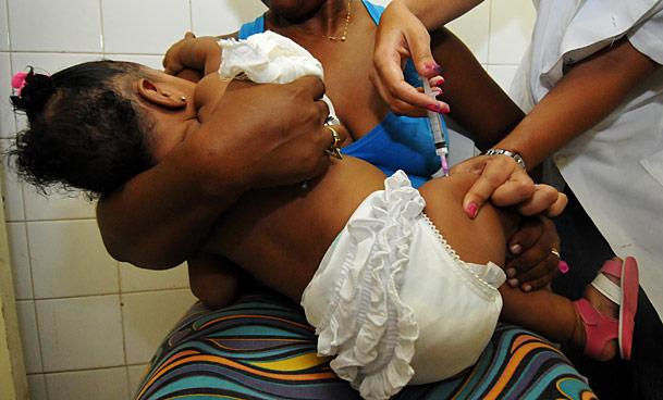 No Recife, vacina contra gripe continua disponível para crianças de 6 meses a menores de 5 anos nas unidades de saúde de referência de cada distrito para completar o esquema e garantir a imunidade (Foto: Clemilson Campos/Acervo JC Imagem)