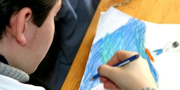 Imagem de criança desenhando na escola (Foto: Free Images)