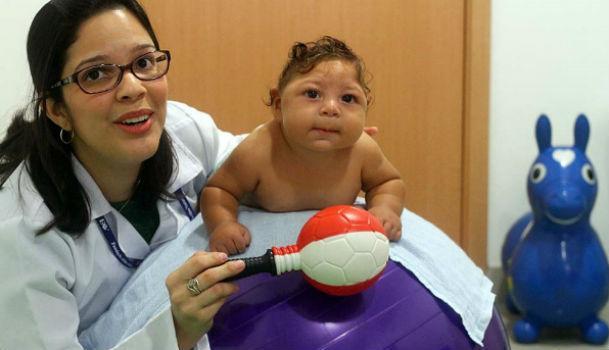 Imagem de estimulação bebês com microcefalia (Foto: Diego Nigro / JC Imagem) 