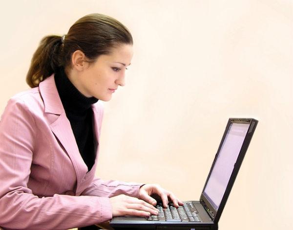 Imagem de mulher trabalhando sentada em frente a computador (Foto: Free Images)