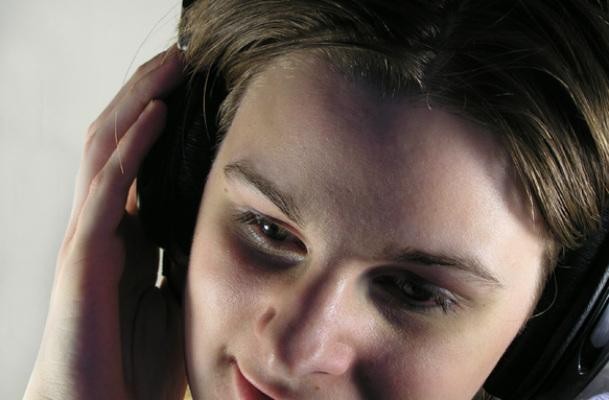 Hábitos de usar diariamente fones de ouvido e frequentar ambientes muito barulhentos têm causado aumento na prevalência de zumbido nos ouvidos em jovens, considerado um sintoma de perda auditiva (Foto: Free Images)