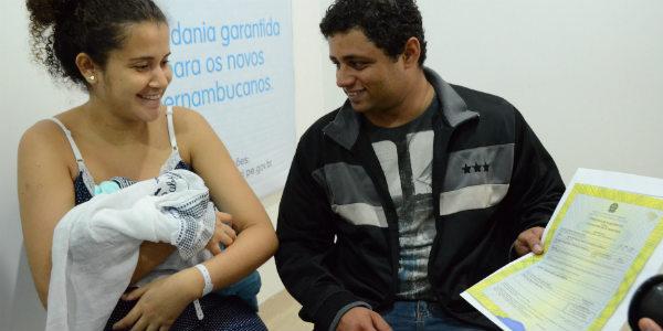 Imagem de pais com certidão de nascimento no Hospital da Mulher do Recife (Foto: Irandi Souza / PCR)