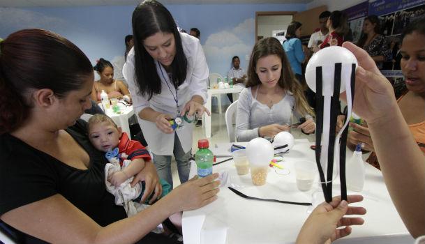 No Espaço Terapêutico José Berrocal da Fundação Altino Ventura, famílias aprendem a confeccionar objetos que ajudam na estimulação precoce dos bebês com microcefalia (Foto: Bobby Fabisak/JC Imagem)