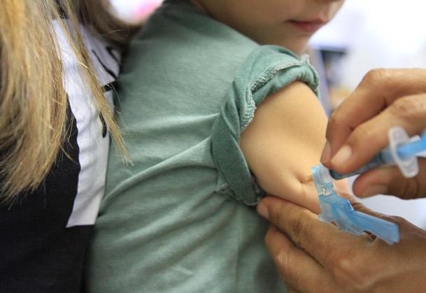 A vacina tríplice viral é a responsável por proteger a população contra o sarampo, a caxumba e a rubéola (Foto: Ashlley Melo/JC Imagem)