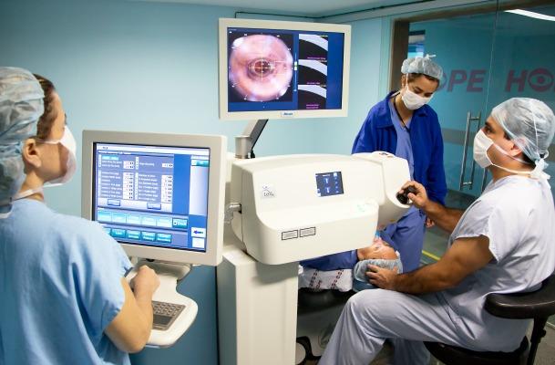 Bernardo Cavalcanti (à dir.) ressalta que novos equipamentos possuem tecnologia que permite diagnóstico mais precoce e preciso de problemas da visão (Foto: Divulgação)
