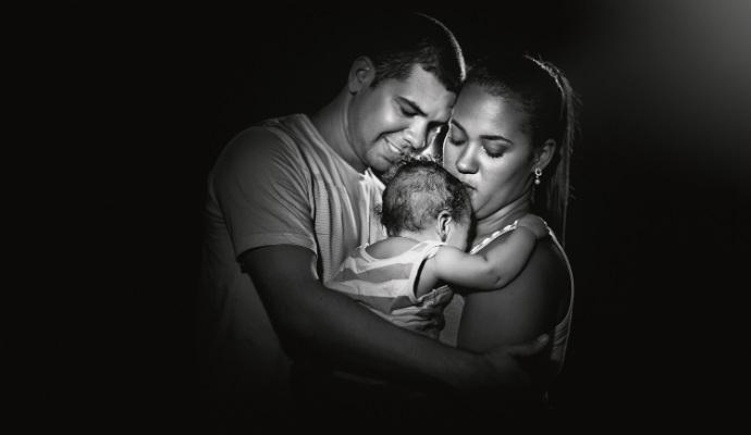 Campanha do Governo de Pernambuco apresenta ensaio fotográfico que mostra relação de carinho e afeto entre pais e filhos com microcefalia (Foto: Divulgação)