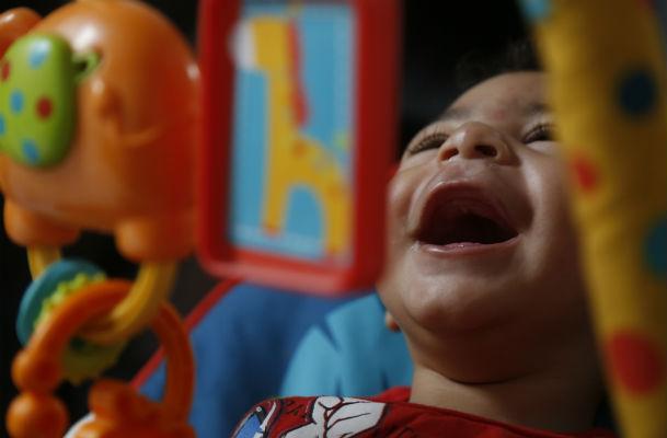  João Gabriel, que completa 1 ano neste sábado (30/7), é um dos primeiros bebês que nasceram com microcefalia supostamente associada ao zika vírus (Foto: Diego Nigro/JC Imagem)