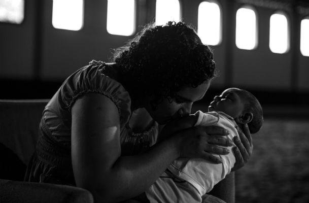 Exposição de fotos retrata relação de carinho e afeto entre pais e seus filhos com microcefalia (Foto: Pio Figueiroa/Divulgação)