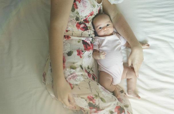 Carol seguiu dicas do pediatra para a filha, Marina, 4 meses, dormir bem (Foto: Igo Bione/JC Imagem)