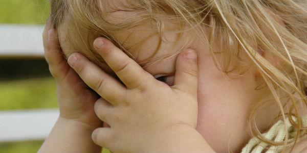 Imagem de criança com mão no rosto (Foto ilustrativa: Free Images)