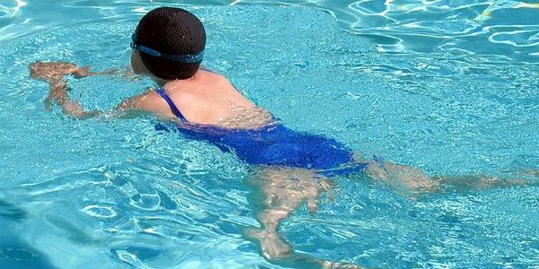 Imagem de nadadora em piscina (Foto: Wikimedia Commons)