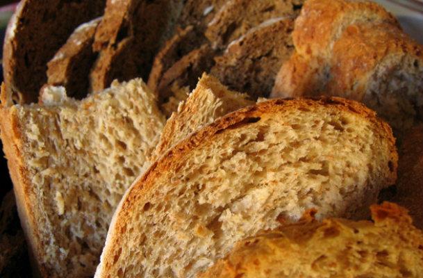 Entre os alimentos isentos de colesterol, estão os pães integrais (Foto: Free Images) 