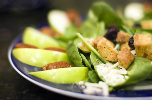 Optar por uma salada antes do prato principal é uma maneira de conceder a nosso organismo o tempo necessário para que os alimentos sejam mais bem aproveitados e para que não se coma mais que o necessário (Foto: Free Images) 