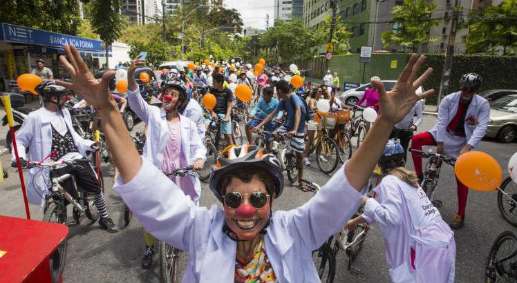 Bobociclismo, passeio ciclístico do Doutores da Alegria, deste ano homenageará poetas e artistas eternizados em ruas do Recife (Foto: Lana Pinho / Divulgação)
