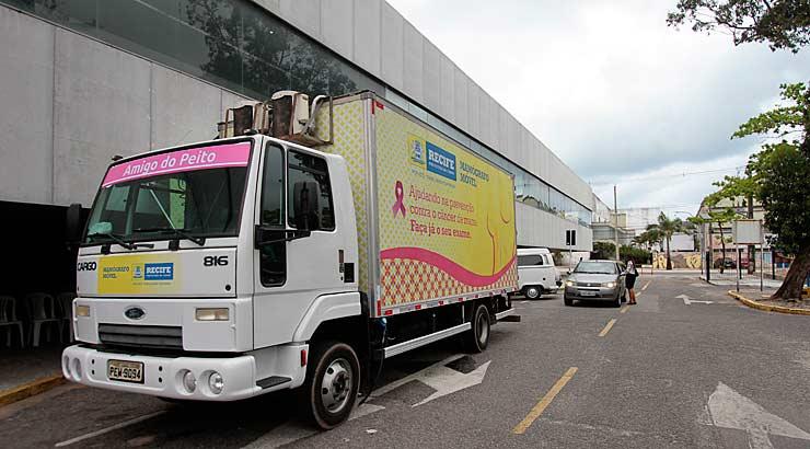 Em cada ponto, são disponibilizadas 80 vagas (40 por turno) para a realização da mamografia dentro de um caminhão (Foto: Ashlley Melo/JC Imagem)
