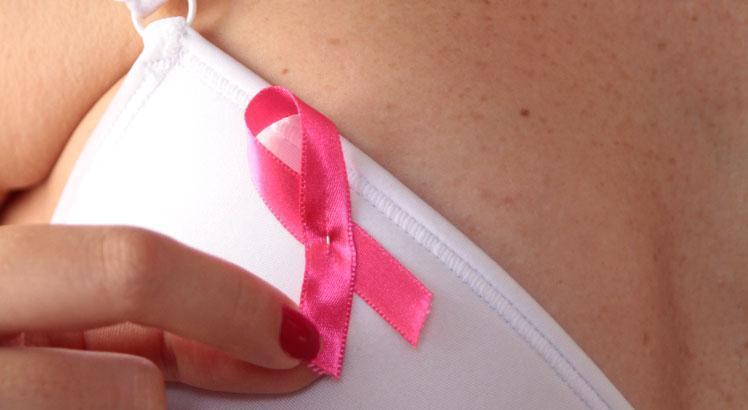 Primeira atividade para marcar Outubro Rosa, mês de conscientização sobre câncer de mama, será caminhada em Boa Viagem, neste domingo (Foto: Helia Scheppa / Acervo JC Imagem)