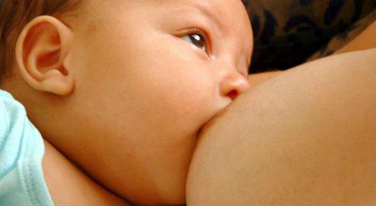 Para ser uma doadora de leite humano, as mulheres necessitam estar amamentando exclusivamente seu bebê e ter leite excedente (Foto: Free Images)