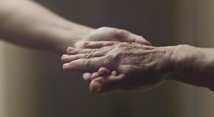 A essência dos cuidados paliativos consiste em permitir que o paciente e seus parentes possam viver da melhor maneira possível, mesmo diante de uma doença sem cura (Foto: Igo Bione/Divulgação)