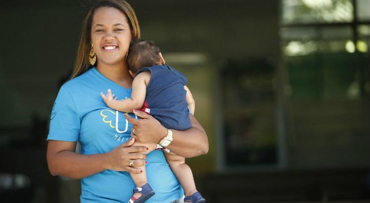 Ao lado de centenas de famílias, Germana Soares, mãe de Guilherme, 11 meses, abraçou a missão de lutar pelos direitos das crianças que nasceram com microcefalia (Foto: André Nery/JC Imagem)