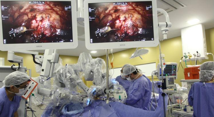Hospital Santa Joana Recife contabiliza 40 cirurgias robóticas para tratamento do câncer de próstata desde abril deste ano (Foto:  Cláudia Araújo/Divulgação)