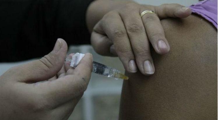 Vacina contra gripe terá uma nova cepa do influenza A/H1N1 em 2017 (Foto: Guga Matos/JC Imagem)