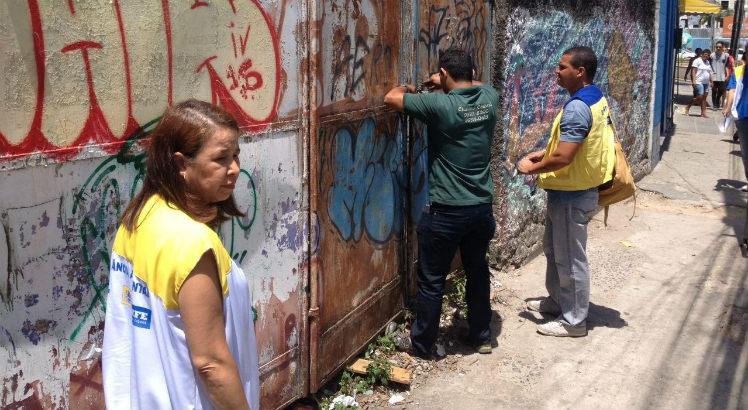 Cerca de 80 imóveis fechados ou abandonados foram inspecionados pela Vigilância Ambiental em 3 bairros no Centro do Recife. Profissionais encontraram larvas do Aedes em um terreno (Foto: Cortesia / Sesau)