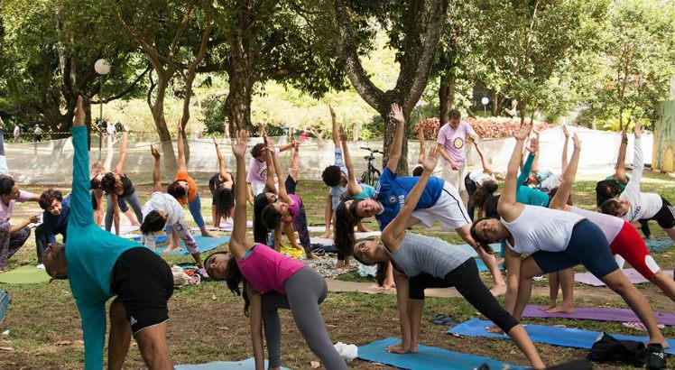 Iniciativa gratuita Yoga para Todos, promovida pelo centro holístico Pura Luz Yoga, acontecerá a partir das 8h30 (Foto: Divulgação) 